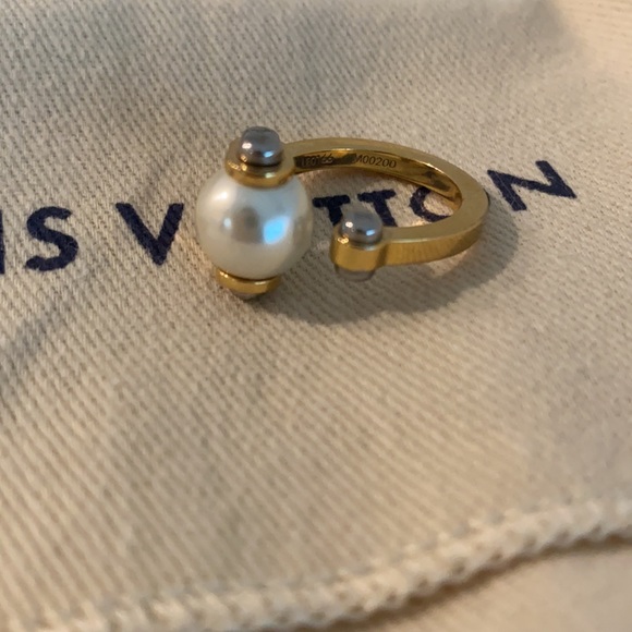 Louis Vuitton Pearl and Gold Ring - Picture 3 of 7